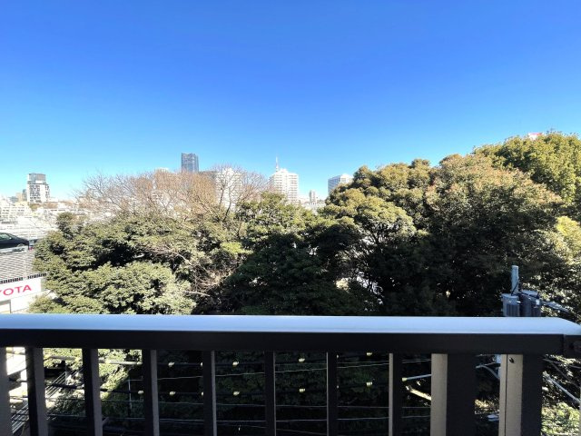 【展望】 | トリニティーハウス三田 | 青空と緑が広がる心地よい眺望です！前に遮るものがなく開放的な景色を毎日存分に楽しめます♪