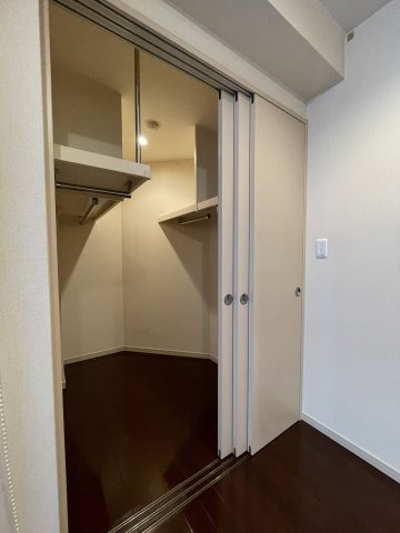【収納】 | トリニティーハウス三田 | 衣類や荷物をたっぷりしまえる大型WICです！棚やハンガーパイプ付きで整理整頓も楽々行えます♪