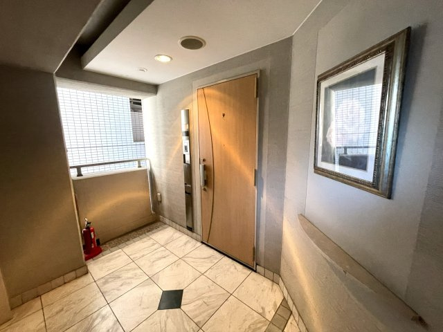 【玄関】 | トリニティーハウス三田 | ポーチ空間がありプライバシーが保たれる玄関です！ゆとりのあるポーチで落ち着いて出入りできます♪