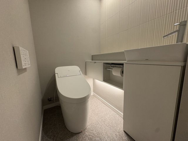 【トイレ】 | 有栖川ナショナルコート | すっきりとしたタンクレストイレと独立手洗いカウンター付きです！お掃除がしやすく清潔感を保てますね♪