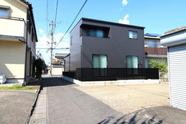 仲介手数料無料）一宮市木曽川町黒田東町南１棟／１期１号棟の前面道路含む現地写真|8月24日撮影 西側道路（南→北）