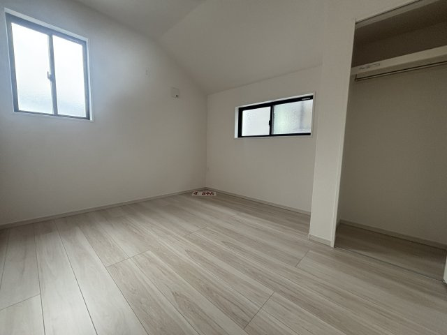 府中町瀬戸ハイム4丁目の洋室|ナチュラルなフローリングとホワイトクロスの組み合わせで、どんなインテリアにもマッチします。