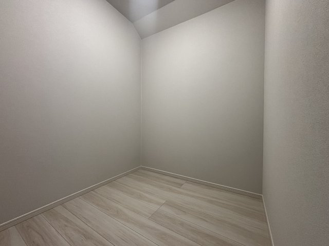 府中町瀬戸ハイム4丁目の洋室|大容量のウォークインクローゼット。衣類や季節用品をまとめて収納できます。