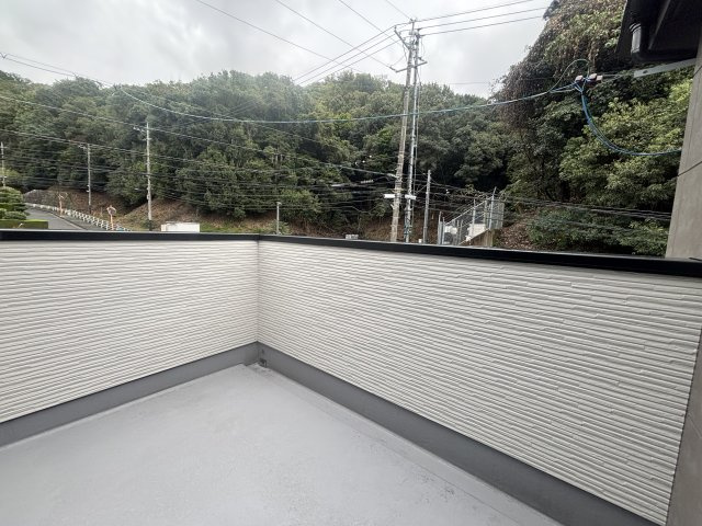 府中町瀬戸ハイム4丁目のバルコニー|開放感のある広々バルコニー。洗濯物干しはもちろん、外の空気を感じながらくつろげる心地よい空間です。