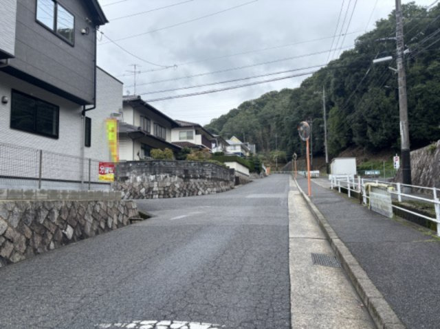 府中町瀬戸ハイム4丁目の前面道路含む現地写真|閑静な住宅地です。