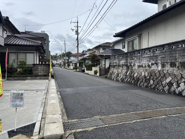 府中町瀬戸ハイム4丁目の前面道路含む現地写真