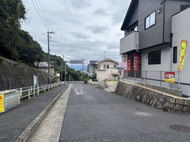 府中町瀬戸ハイム4丁目の前面道路含む現地写真