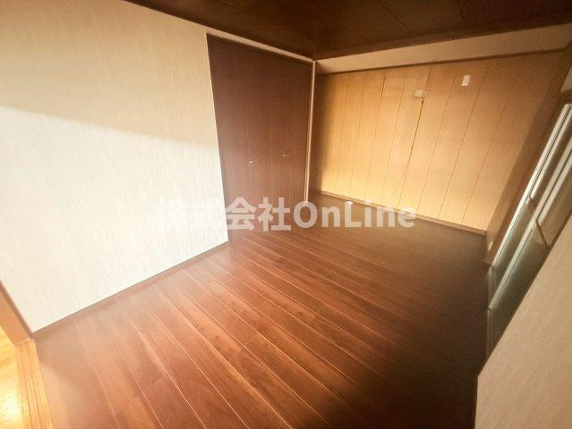 南本町6丁目戸建の洋室
