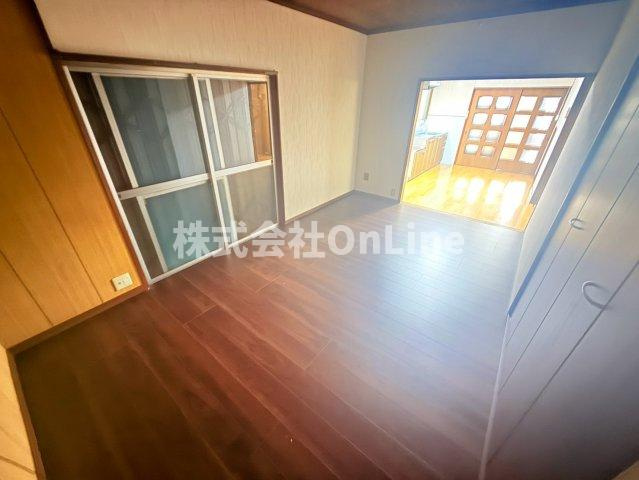 南本町6丁目戸建の洋室
