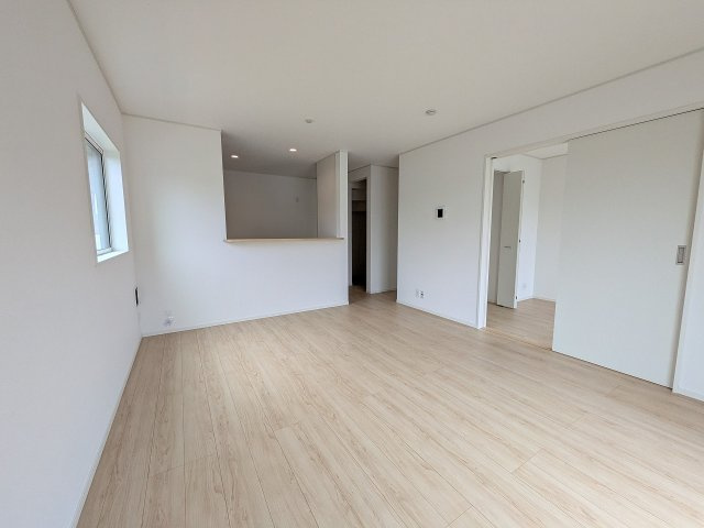 八王子市　長房町　新築一戸建て　３２期の居間・リビング|～16.5帖の明るいLDKで、家族団欒の時間をお過ごしいただけます～