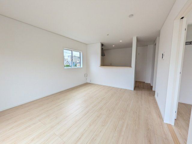 八王子市　長房町　新築一戸建て　３２期の内装|～16.5帖の明るいLDKで、家族団欒の時間をお過ごしいただけます～