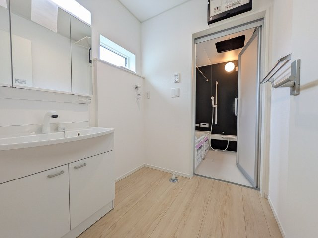 八王子市　長房町　新築一戸建て　３２期の脱衣所|～窓付きで明るい洗面所　換気もしやすいです～