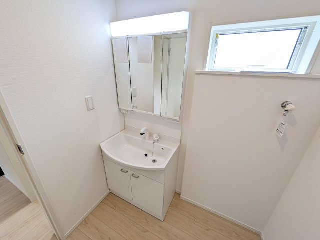 八王子市　長房町　新築一戸建て　３２期の独立洗面台|～３面鏡付きの独立洗面台　細々している物をスッキリ収納出来ます～