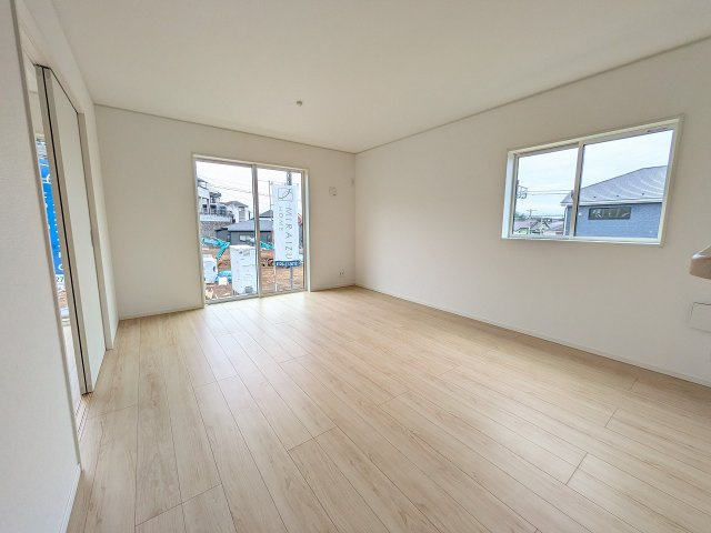 八王子市　長房町　新築一戸建て　３２期の居間・リビング|～16.5帖の明るいLDKで、家族団欒の時間をお過ごしいただけます～