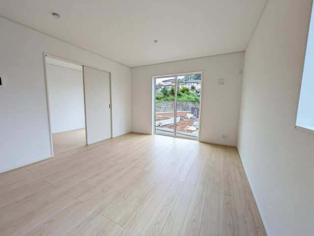 八王子市　長房町　新築一戸建て　３２期の居間・リビング|～16.5帖の明るいLDKで、家族団欒の時間をお過ごしいただけます～