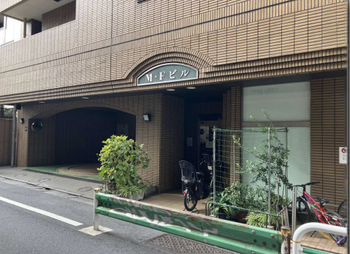 目黒区上目黒３丁目の店舗事務所のエントランス