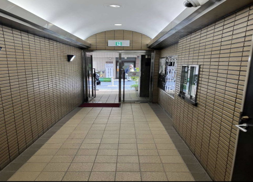 目黒区上目黒３丁目の店舗事務所のエントランス
