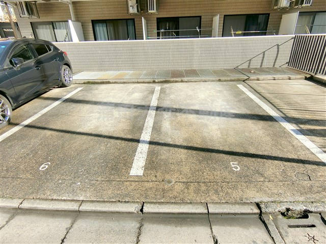 コスモリード蒲田の駐車場
