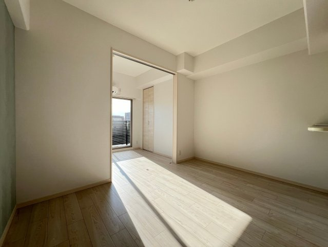 Alivis北梅田の洋室