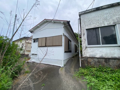 【前面道路含む現地写真】 | 賀茂郡東伊豆町　平家一戸建て | 本物件は、写真右側の建物になります！