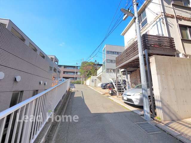【前面道路含む現地写真】 | 世田谷区用賀2丁目 | 前面道路は見通しが良く車の出入れもスムーズに行えます！歩行者も安心して通行できる穏やかな住環境です♪