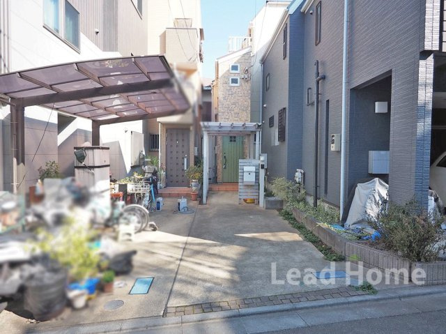 【外観】 | 世田谷区三宿2丁目 | スペースを有効活用できるフラットな敷地です！荷物の運び出しやベビーカーの移動もスムーズに行えます♪