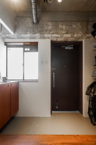 【玄関】 | パシフィックニュー自由が丘 | 窓から明るい陽射しが差し込む開放感ある玄関です。シューズボックス付きで靴をすっきり整頓できます♪