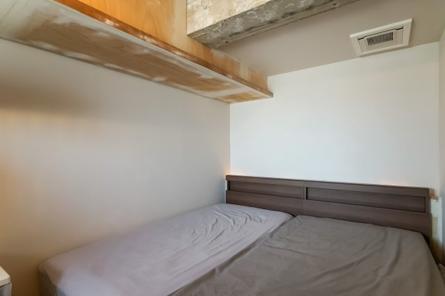 【洋室】 | パシフィックニュー自由が丘 | 上部に機能的な吊り棚が設置された洋室です。本や小物をすっきり整理整頓できお部屋を広々と活用できます！