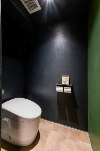 【トイレ】 | パシフィックニュー自由が丘 | すっきりとした印象を与えるタンクレストイレです。空間を広々と使え日々のお手入れも簡単に行えます♪