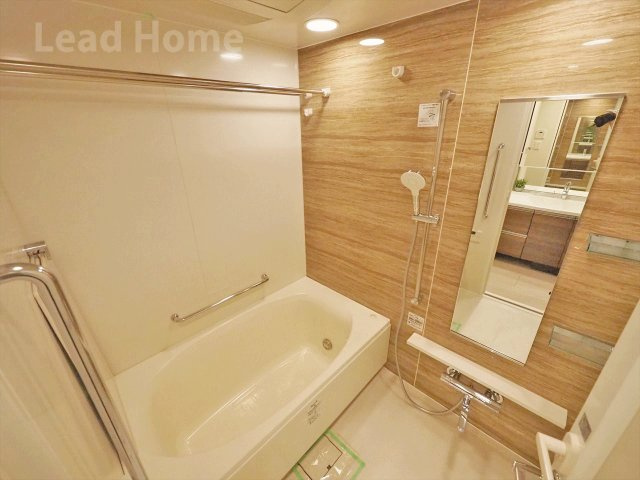 【浴室】 | グランスイート三軒茶屋スカイテラス | あたたかみのある木目調パネルの浴室です。ゆったりと足を伸ばして一日の疲れを癒すことができます♪