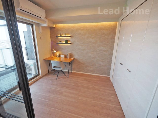 【洋室】 | グランスイート三軒茶屋スカイテラス | 間接照明と窓からの光が心地よい洋室です。デスクを置いて快適なワークスペースとしても活用できます！