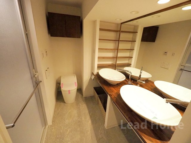 【独立洗面台】 | コスモリヴェール世田谷弦巻Ⅱ | 朝の身支度も並んでスムーズに行える便利な2ボウル洗面台です。可動棚付きでタオル類も綺麗に整頓できます♪