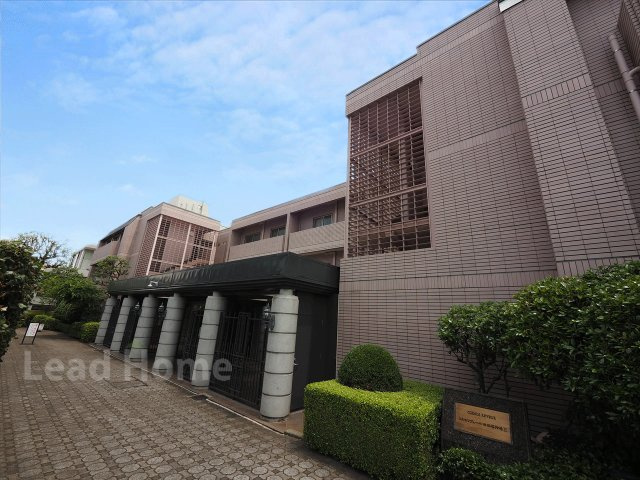 【外観】 | コスモリヴェール世田谷弦巻Ⅱ | 豊かな植栽と品格あるタイル貼りが調和した外観です。落ち着いた街並みの中で穏やかな時間を過ごせます♪