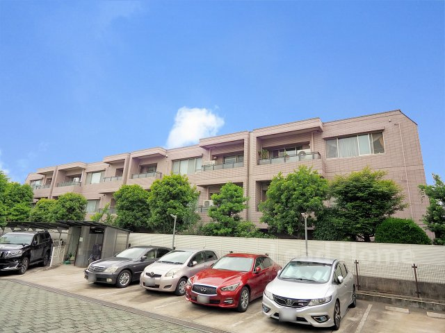 【外観】 | コスモリヴェール世田谷弦巻Ⅱ | 青空が広がる閑静な住環境に佇む低層マンションです。1住戸につき1区画の駐車場使用権が付いています！