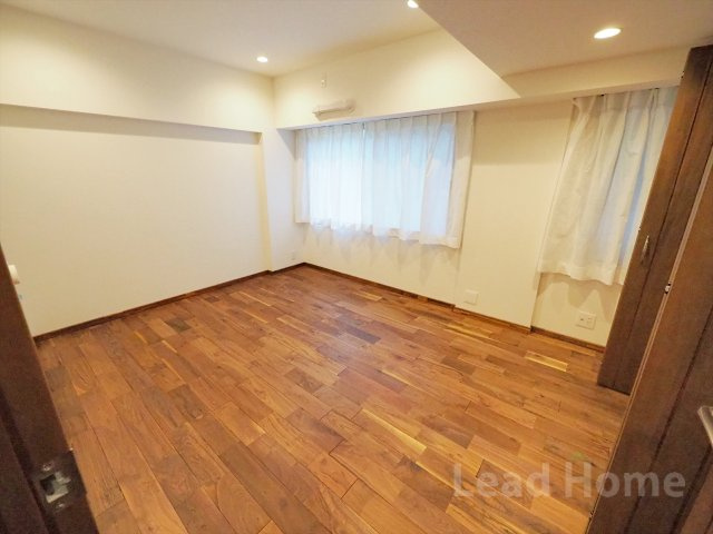 【洋室】 | コスモリヴェール世田谷弦巻Ⅱ | 約7.2帖の洋室はクローゼット付きです！ベッドやデスクを置いてもゆったりと過ごせる広さがあります♪