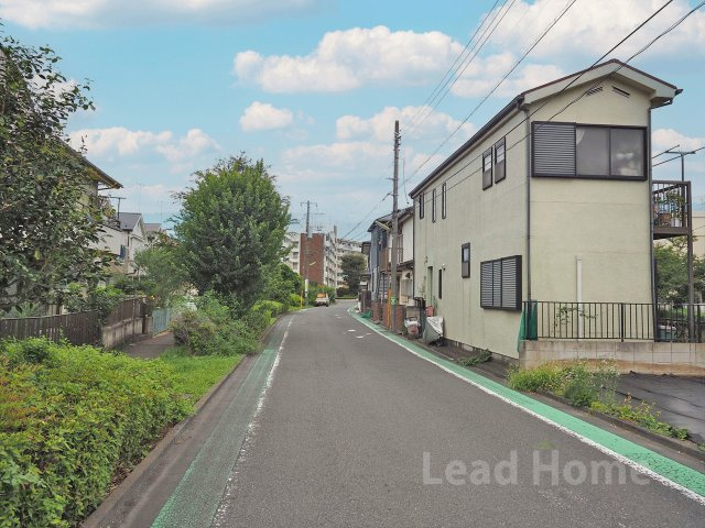 【前面道路含む現地写真】 | 世田谷区給田2丁目 | 陽当たり良好で明るい光が差し込む現地です！周辺の道路幅も広々としており開放的な環境が魅力です！
