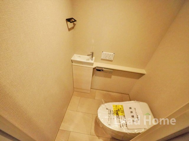 【トイレ】 | ライオンズマンション弦巻グランフォート | 手洗いカウンター付きで使い勝手の良い清潔なトイレです！上部棚にストック品もすっきりと収納できます♪