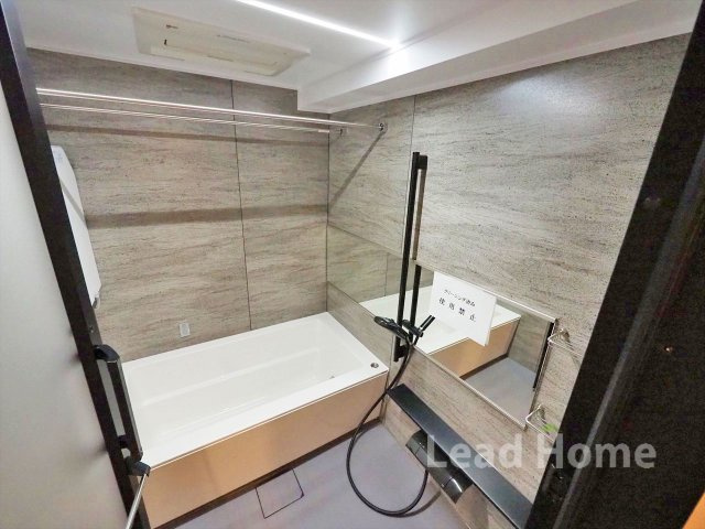 【浴室】 | ライオンズマンション弦巻グランフォート | 木目調パネルが落ち着いた印象の清潔なバスルームです！広い浴槽でお子様とゆったり温まることができます♪