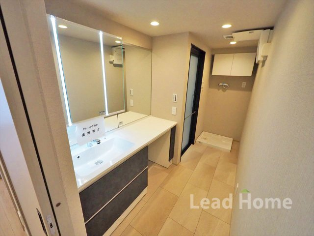 【独立洗面台】 | ライオンズマンション弦巻グランフォート | 大型ミラーと広々ボウルを備えた洗面台です！収納も充実しており朝の家族の身支度もスムーズに行えます♪