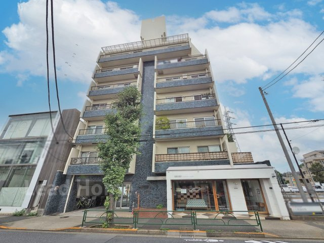 【外観】 | 駒沢マンション | 青空に映えるスタイリッシュで重厚感ある佇まい！周囲の視界も開けており開放感にあふれた立地です♪
