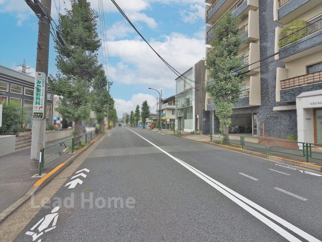 【その他】 | 駒沢マンション | 見通しが良く歩道もしっかり整備された前面道路！毎日の通勤やベビーカーでのお散歩も安心ですね♪