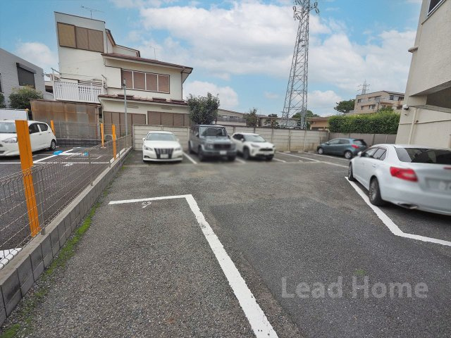 【駐車場】 | 駒沢マンション | 敷地内にゆったりとした駐車スペースを確保！車への乗り降りや荷物の積み下ろしもスムーズに行えます♪