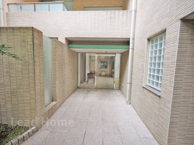 【エントランス】 | ロイヤルシーズン瀬田 | 奥行きがありホテルライクな清潔感漂うアプローチ！外部からの視線もしっかり遮られて安心感があります！