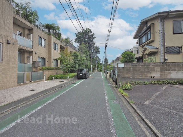 【その他】 | ロイヤルシーズン瀬田 | 前面道路は道幅にゆとりがあり見通しも良好です！歩行者や車とのすれ違いもスムーズに行えますね♪