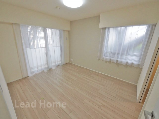 【洋室】 | ロイヤルシーズン瀬田 | 2面採光で明るい光が心地よく差し込む洋室！換気もしやすく心地よい風を感じながら快適に過ごせます♪