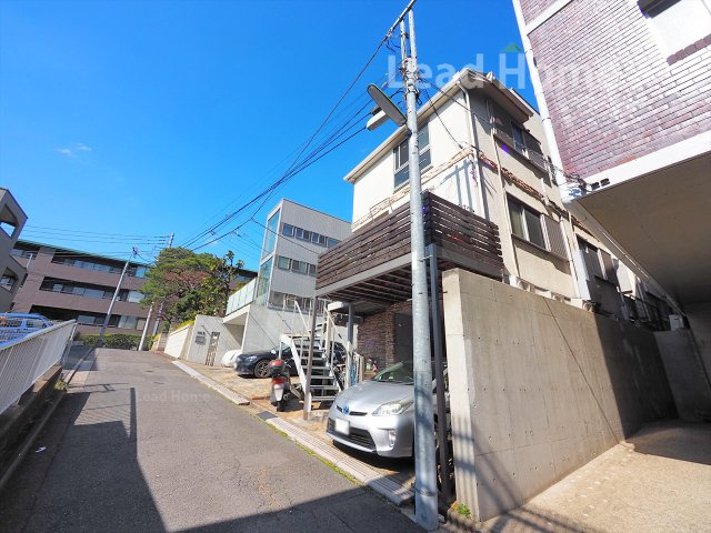 【外観】 | 世田谷区用賀2丁目 | 周辺は落ち着いた住宅街！道路からの見通しも良く日々の暮らしの中で日当たりや開放感もしっかり感じられます！