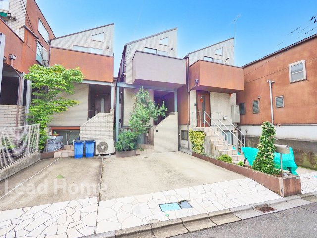 【外観】 | 世田谷区上用賀4丁目 | フラットな進入路で移動もスムーズ！毎日のお買い物帰りやお子様のベビーカー移動も負担なく行えます♪