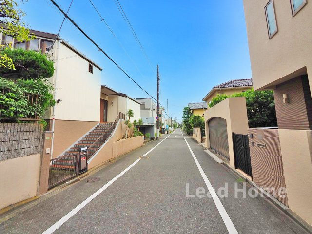 【前面道路含む現地写真】 | 世田谷区中町4丁目 | 視界が抜けた見通しの良い前面道路！車通りが少なく落ち着いておりお子様とのお散歩も安心感があります♪