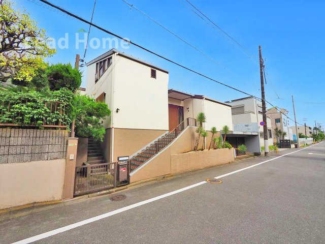 【外観】 | 世田谷区中町4丁目 | 周辺の建物と程よく距離が保たれた開放的な敷地！光と心地よい風をたっぷり取り込めるお家が建てられます！