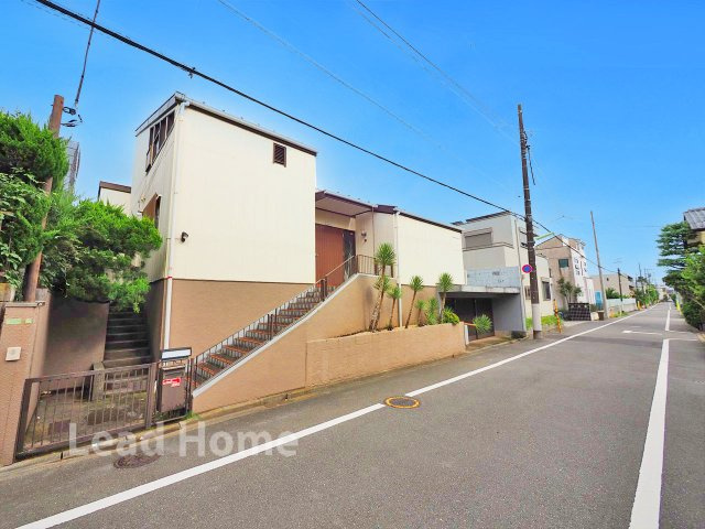 【前面道路含む現地写真】 | 世田谷区中町4丁目 | 閑静な住宅街で穏やかな暮らしが叶います！道路幅も確保されており敷地への出入りもスムーズに行えます♪